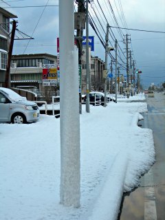身長より高い水しぶきの氷